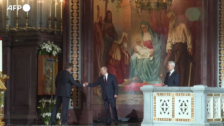 Russia, PutinÂ alla veglia per la Pasqua ortodossa