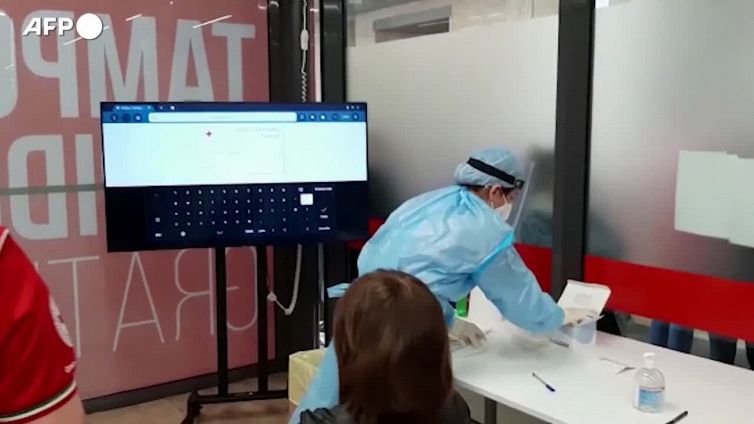 Piu' reinfezioni Covid tra giovani, sanitari e donne