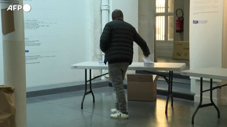 Francia, aperti i seggi per il ballottaggio Macron-Le Pen