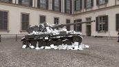 Milano, un carro armato coperto di libri per dire no alla guerra