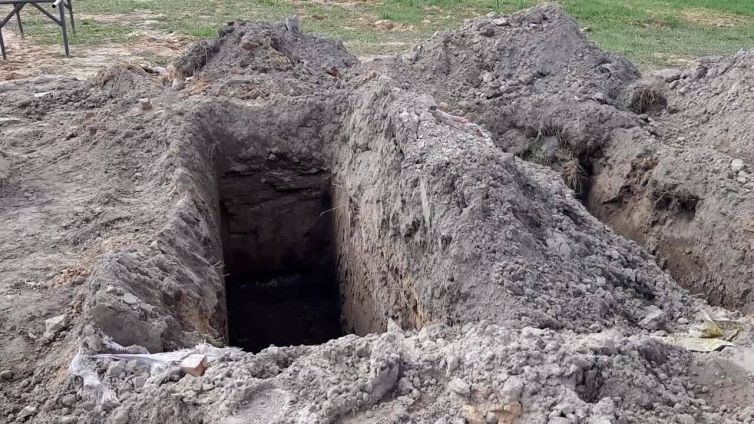 Ucraina, il cimitero di Bucha con le tombe appena allestite