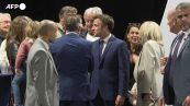 Francia, Emmanuel Macron e la moglie Brigitte insieme al seggio