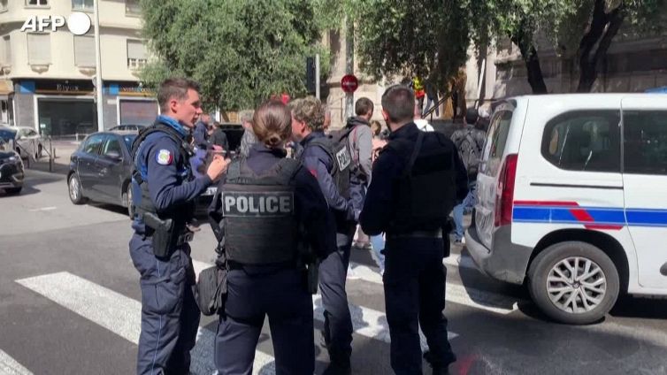 Nizza, un prete e un fedele accoltellati in una chiesa