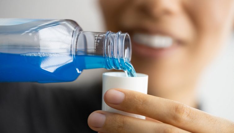 Il collutorio uccide il virus COVID nella saliva? Lo studio