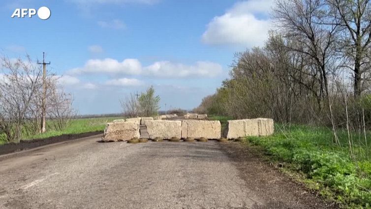 Ucraina, posto di blocco nel Donbass: campo minato e soldati che scavano la trincea