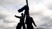 Kiev demolisce la statua dell'amicizia dei popoli tra Ucraina e Russia