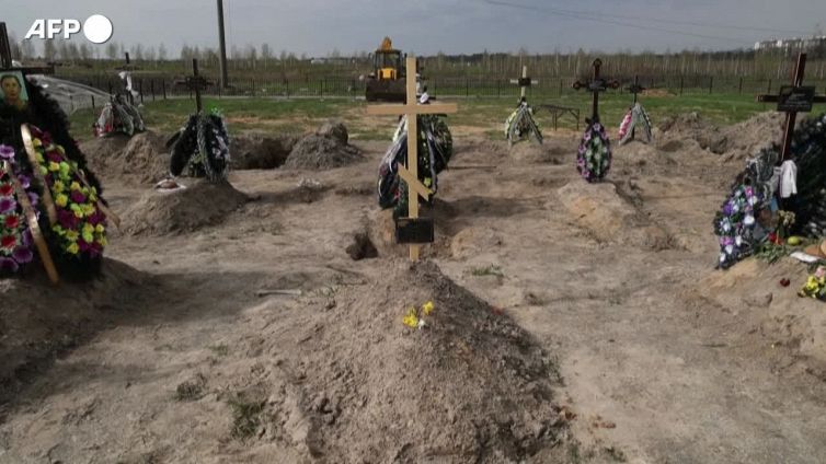 Ucraina, scavate nuove tombe nel cimitero di Bucha