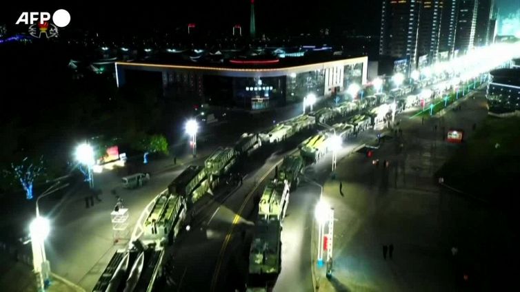 Corea del Nord, tv statale trasmette la parata militare con Kim