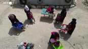 Siria, tagli di capelli gratuiti per bambini in un campo profughi a Idlib