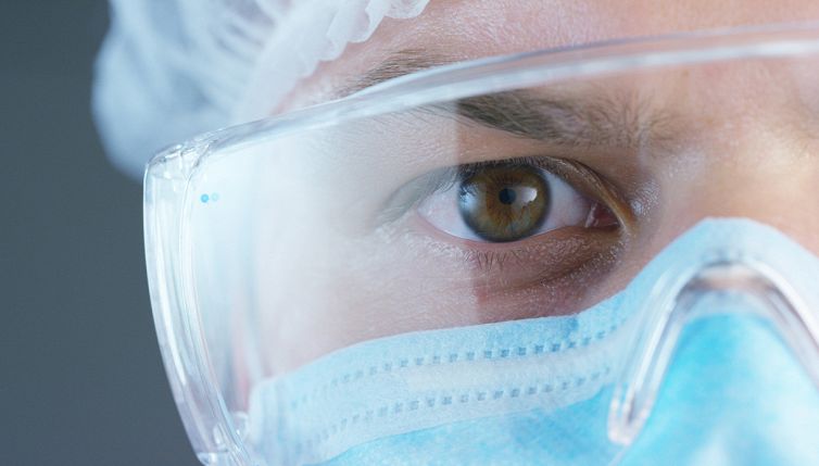 COVID, portare mascherine può causare la sindrome all'occhio