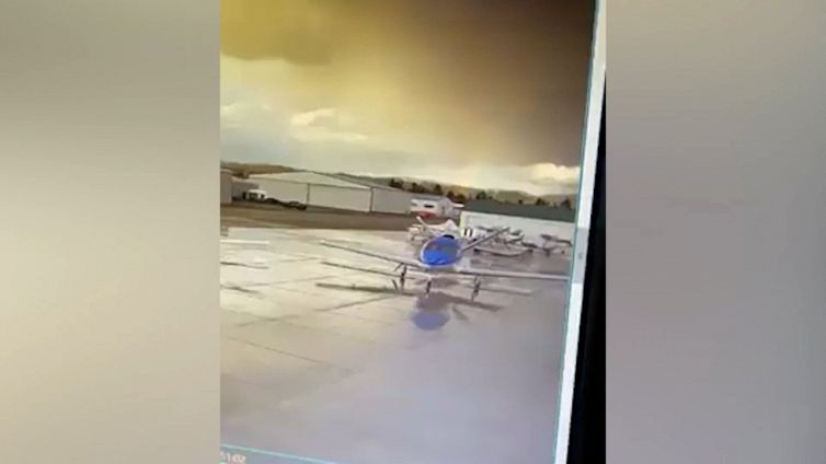 Disastro in pista: la Tesla si schianta sul jet da 3.5 milioni di dollari