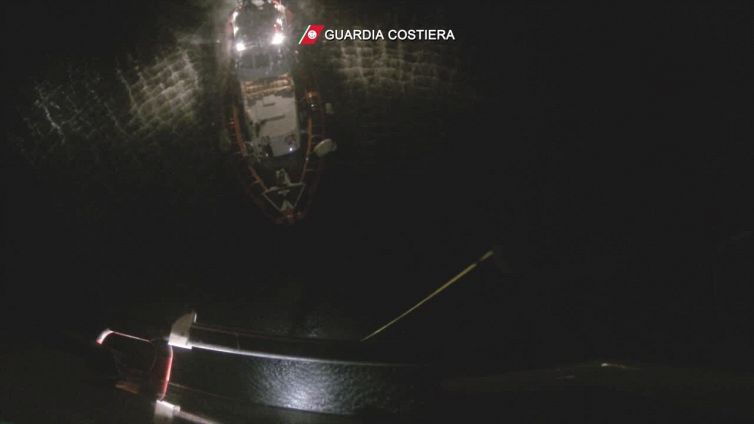 Migranti: 83 su barcone in avaria a largo Siracusa, soccorsi