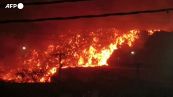 Vasto incendio in una discarica a New Delhi, le fiamme lambiscono una strada