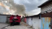 Ucraina, bombardamenti a Kharkiv: vigili del fuoco al lavoro per domare le fiamme