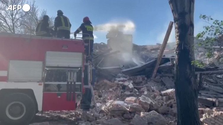 Ucraina, macerie e distruzione a Zaporizhzhia dopo un attacco missilistico russo