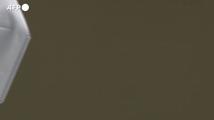 Mascherine, un altro mese al chiuso