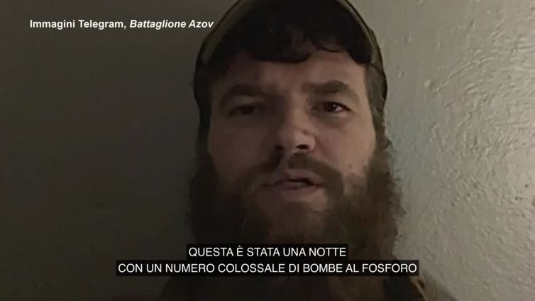 Azov: "A Mariupol 50 raid aerei e un numero colossale di bombe al fosforo"
