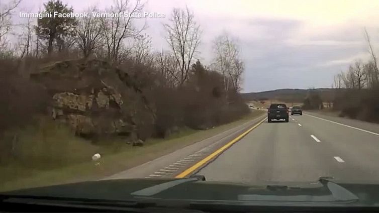 Stati Uniti, una sedia vola da un camioncino e finisce su un'auto della polizia