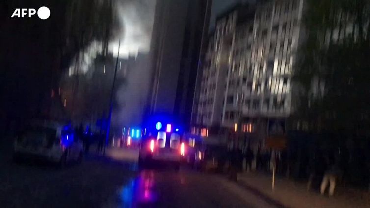 Missili su Kiev: sul posto vigili del fuoco, ambulanze e militari