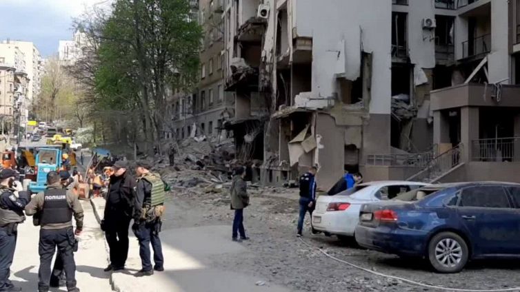 Ucraina, missili su Kiev: colpito un palazzo residenziale di 25 piani