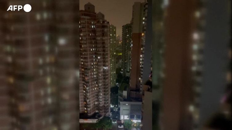 Covid, protesta anti lockdown a Shanghai: residenti sbattono pentole