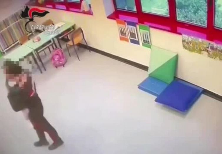 Brescia, arrestata assistente scolastica per maltrattamenti su minore disabile