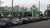 Ucraina, a Kiev lunghe code ai distributori per i rifornimenti di carburante