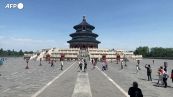 Covid, la Cina inasprisce le restrizioni: pochi turisti al Tempio del Cielo di Pechino