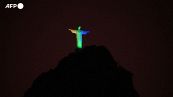 Rio de Janeiro, il Cristo redentore illuminato per i 28 anni dalla morte di Senna