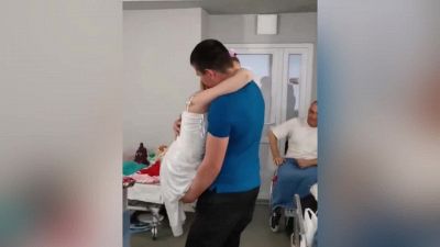 Leopoli, sposa il suo amore dopo essere sopravvissuta alle bombe