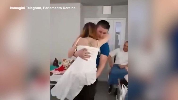 Ucraina, perde le gambe su una mina russa: si sposa un mese dopo in ospedale
