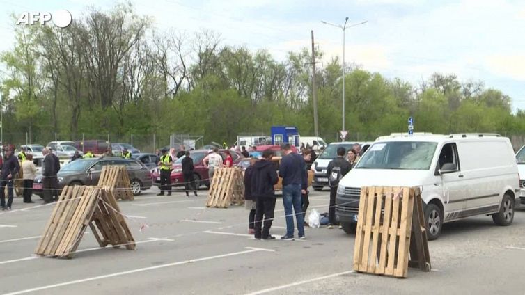 Ucraina, i primi civili evacuati dalle aree occupate arrivano a Zaporizhzhia