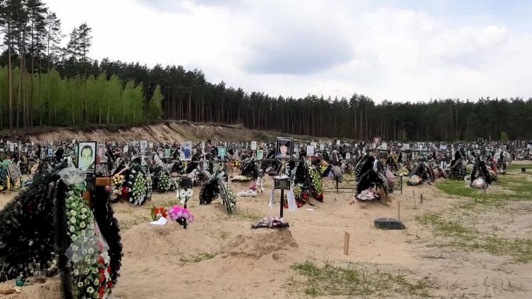 Ucraina, Irpin piange le vittime della guerra nel cimitero cittadino