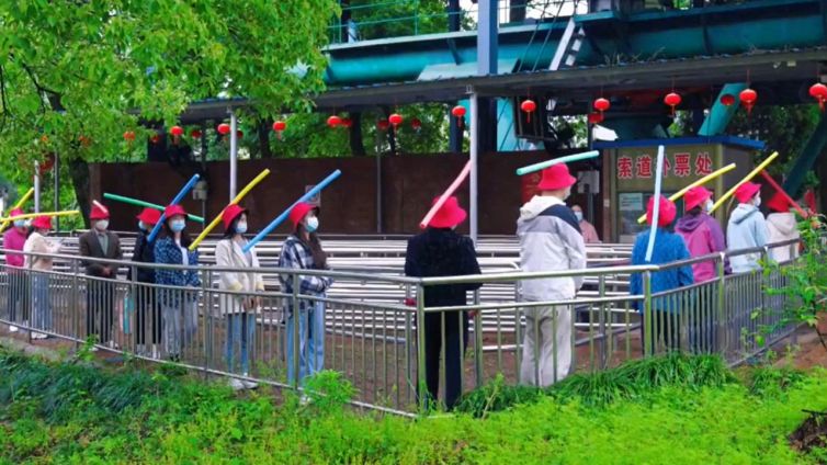 Turismo e Covid: il capello col metro per mantenere le distanze