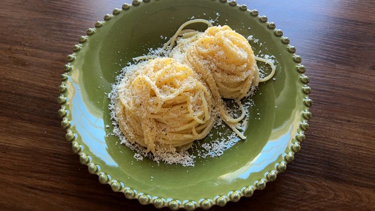 Ricetta per la pasta cacio e pepe classica di Roma