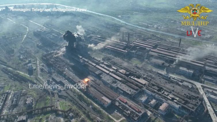 Mariupol l'inferno in terra, a Kiev riprende la vita