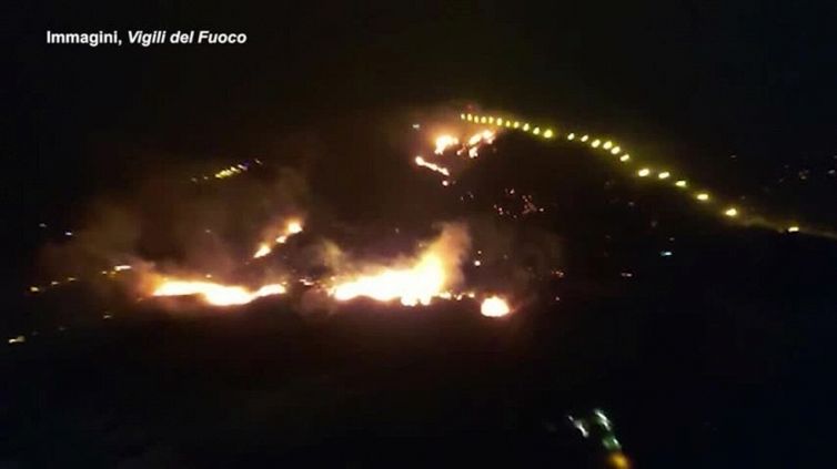 Sicilia, rogo sulla montagna di Erice: evacuate le abitazioni