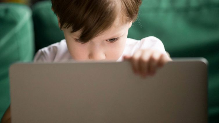 Foto e immagini di bimbi su Internet: cosa evitare assolutamente