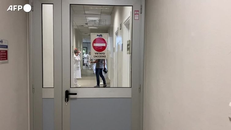 Covid: lenta discesa casi, prevale sottovariante B.A.2