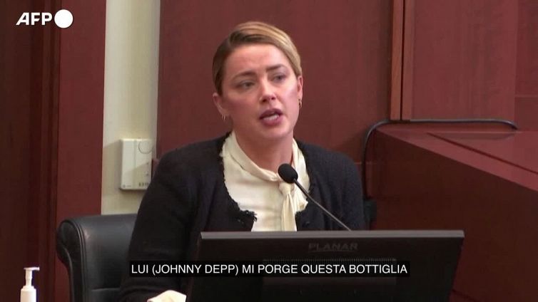 Amber Heard: "Johnny Depp mi ha minacciato di tagliarmi la faccia con una bottiglia"