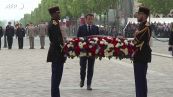 Giornata della Vittoria, Macron depone una corona di fiori sugli Champs-Elysees