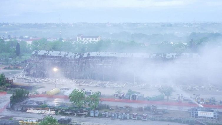 Chieti, ex zuccherificio in disuso demolito con l'esplosivo in un secondo
