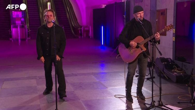 Ucraina, Bono e The Edge si esibiscono nella metropolitana di Kiev