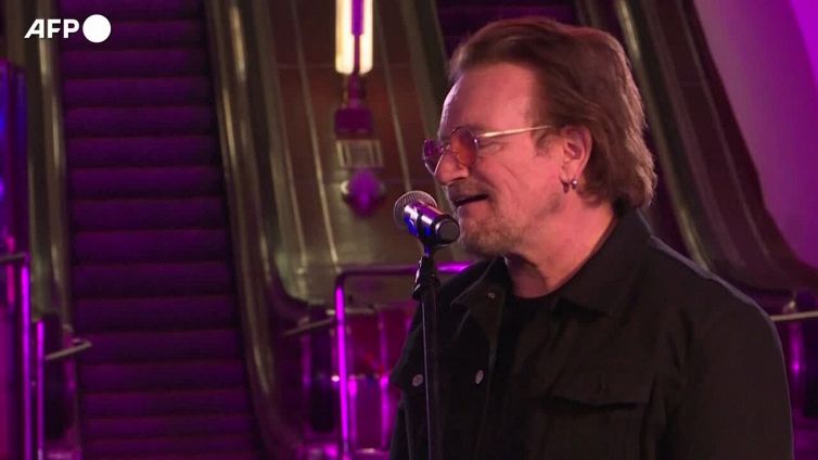 Bono e gli U2 si esibiscono nella metro di Kiev cantando con i soldati ucraini