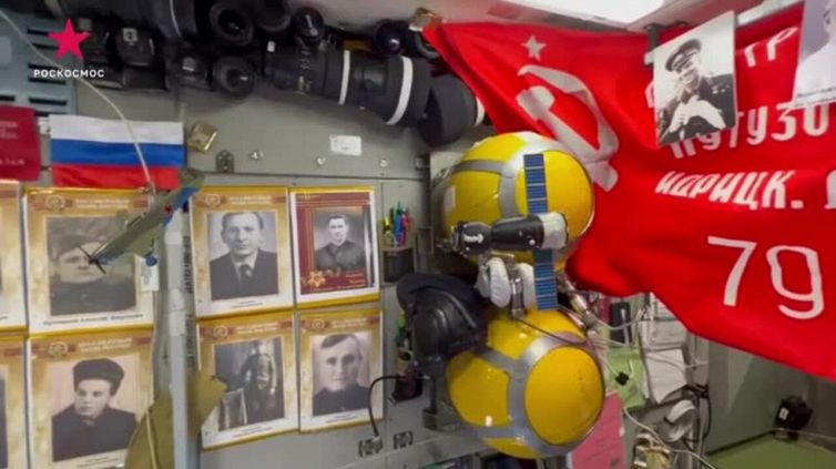 Cosmonauti russi sull'Iss improvvisano Parata con modellini