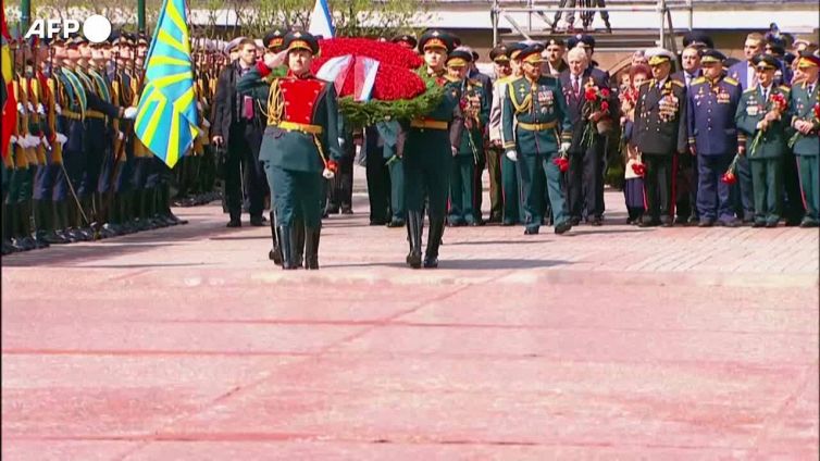 Mosca, Putin depone una corona di fiori sulla tomba del Milite Ignoto
