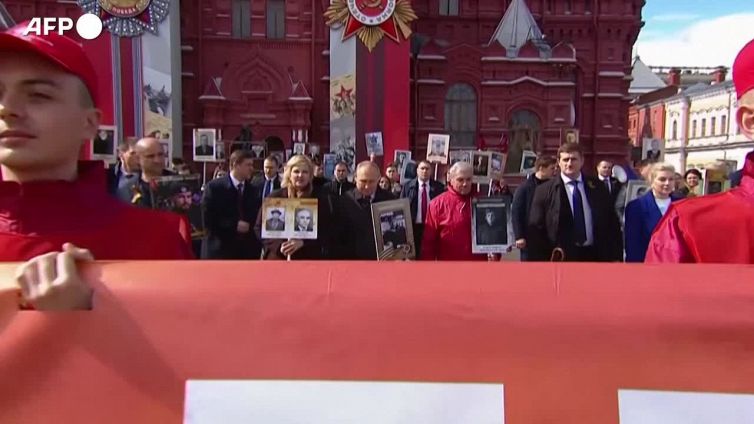 Giorno della Vittoria, Putin partecipa alla parata del "reggimento immortale"