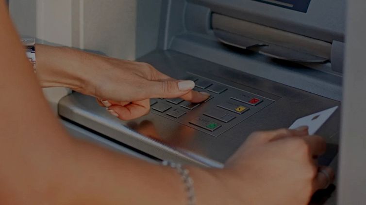 Bancomat, quando potrebbe scattare l’aumento delle commissioni sui prelievi