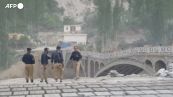 Il momento in cui un ponte viene spazzato via da un'alluvione in Pakistan