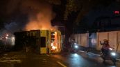 Sri Lanka, disordini a Colombo: autobus in fiamme ed ex primo ministro tratto in salvo
